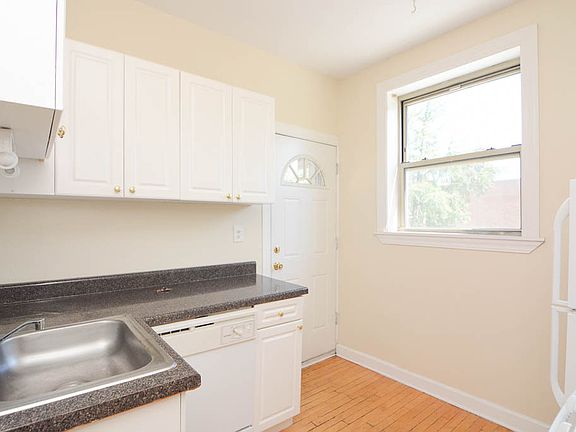 2nd image of 552 W Aldine Ave APT 3S