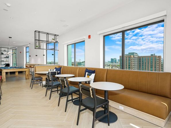 670 N May St #406