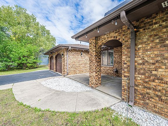 3rd image of 129 Millis Ln