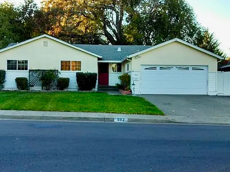 692 Calle De La Mesa — Photo 2