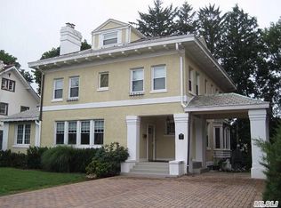 25 Maple Dr, Great Neck, NY 11021