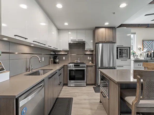 9350 University High St #405, Burnaby, BC V5A 0B6