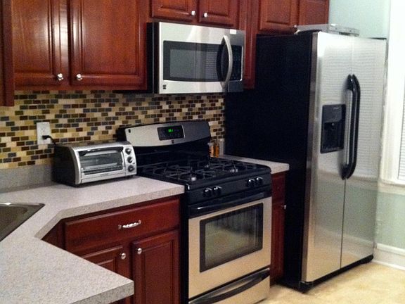 3rd image of 911 E 226th St APT 2F