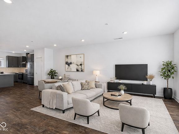 4th image of 727 N Illinois St #202