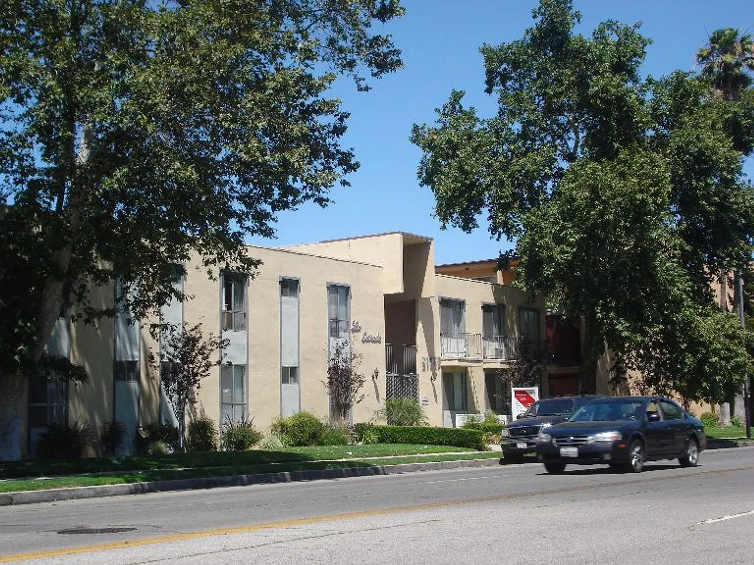 21701-21715-21727 Parthenia St Canoga Park, CA 91304 — Photo 2