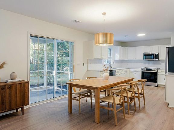 4th image of 2484 Melville Rd