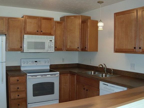 3rd image of 424 Hillcrest Dr