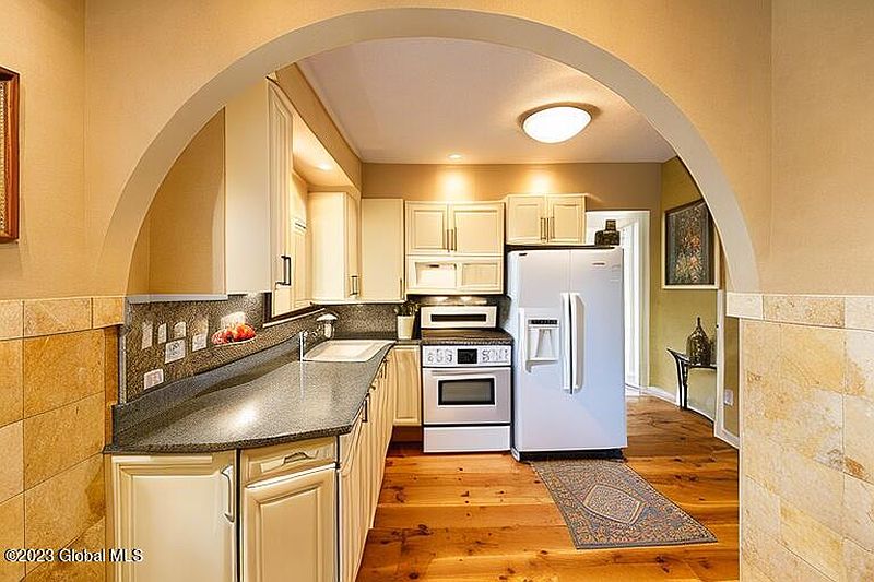 5th image of 1122 Earl Avenue