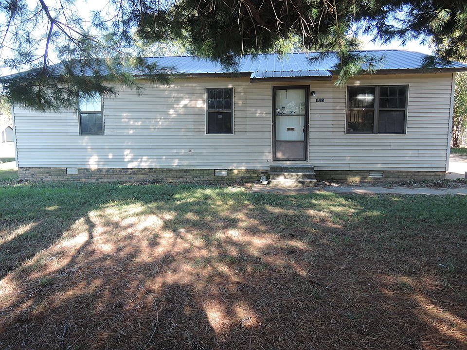 1085 Hays sits under two large shade trees in the front yard.