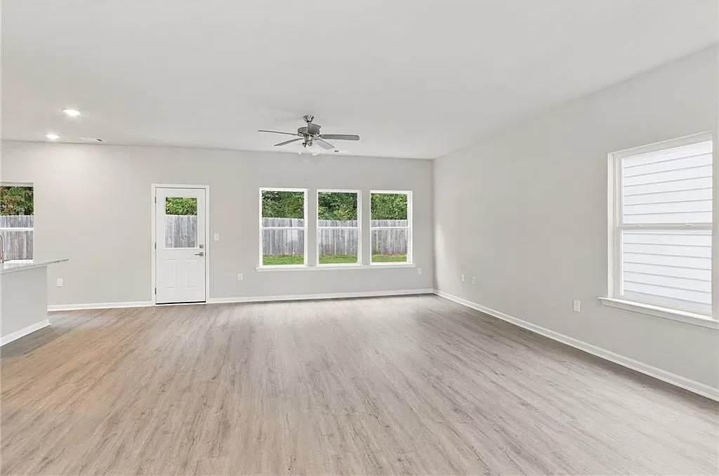 3 bed, 2.5 bath, 1635 sqft, $2,050 — Photo 4