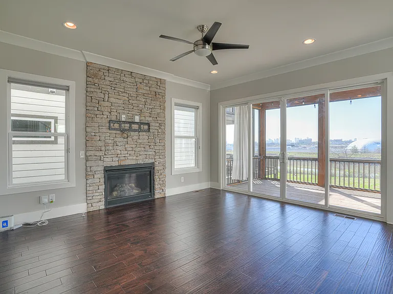908 Youngs Ln — Photo 6