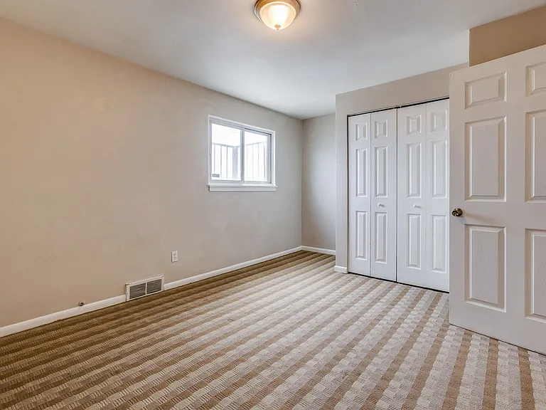 Great building with off street parking, views of the city, laundry on site! — Photo 30
