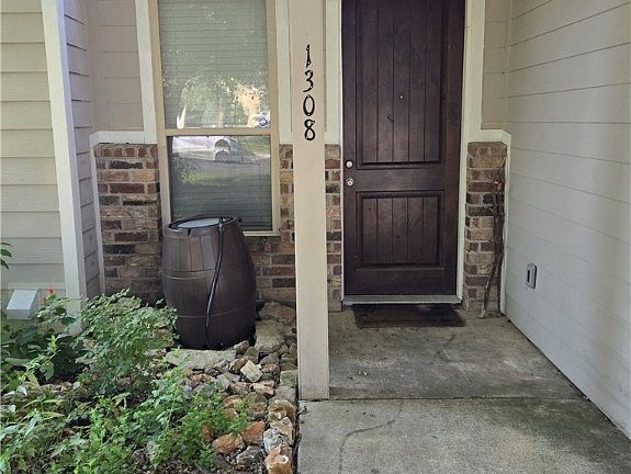 4th image of 1308 Goodhue Dr