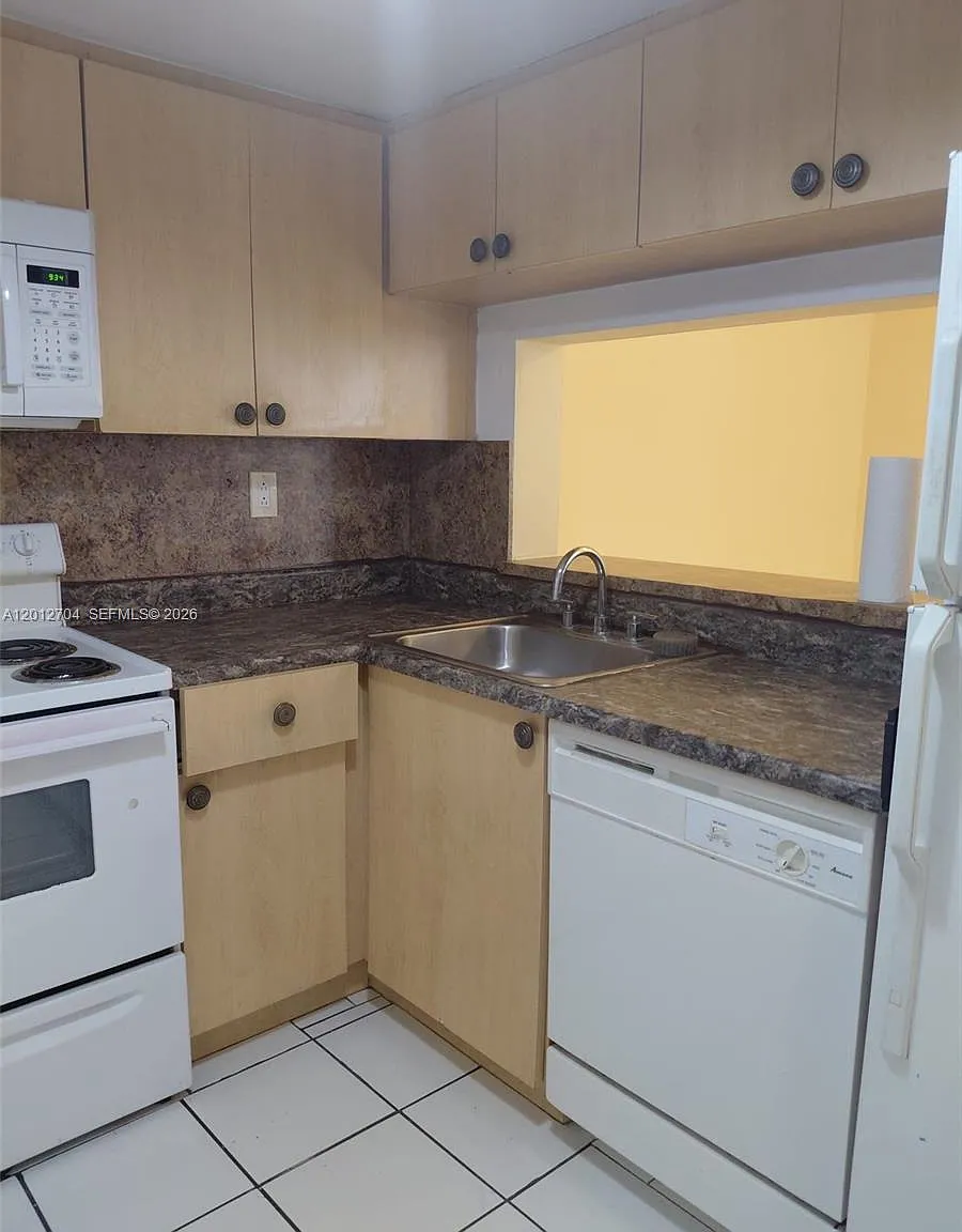 International Park Condo — Photo 3