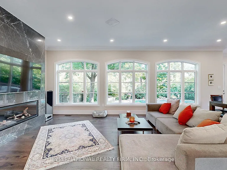 1286 Cambridge Dr — Photo 3