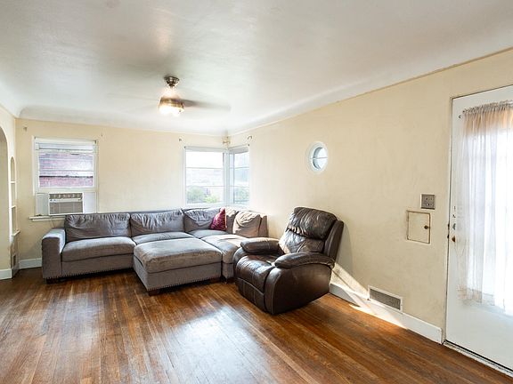 5th image of 1108 E Wellesley Ave