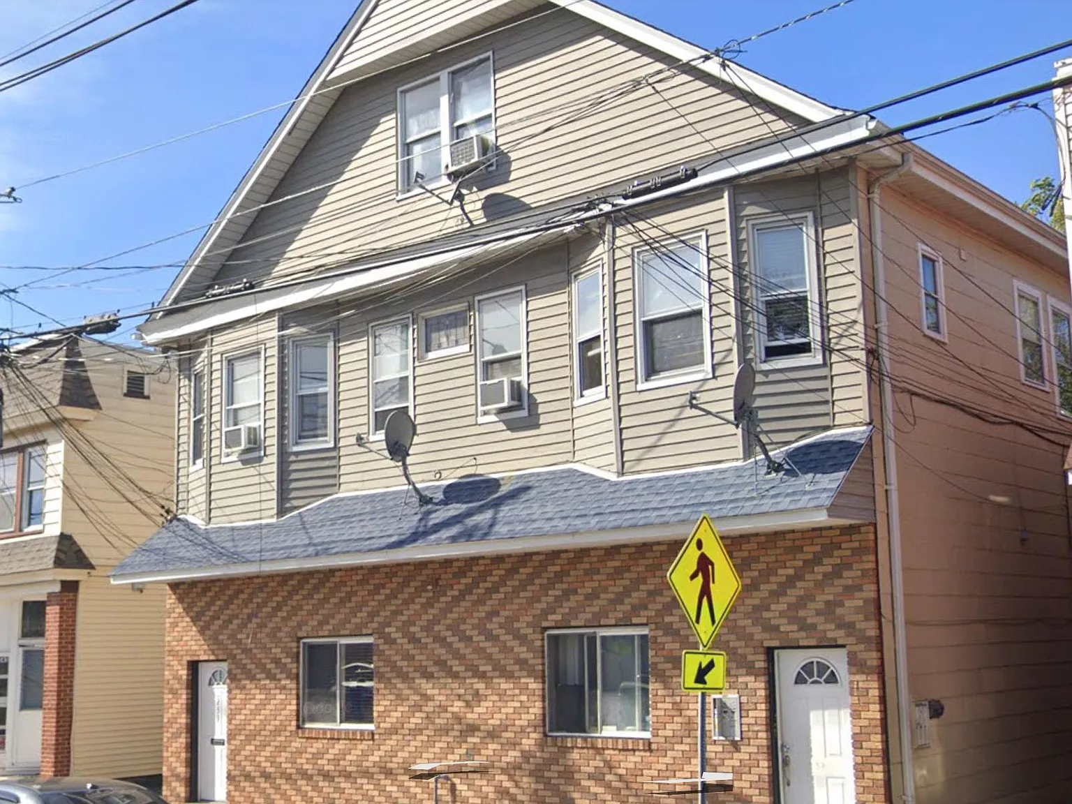 237 Hollywood Ave — Photo 1