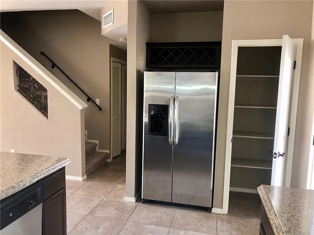 3 bed, 2.5 bath, 1437 sqft, $1,700 — Photo 3