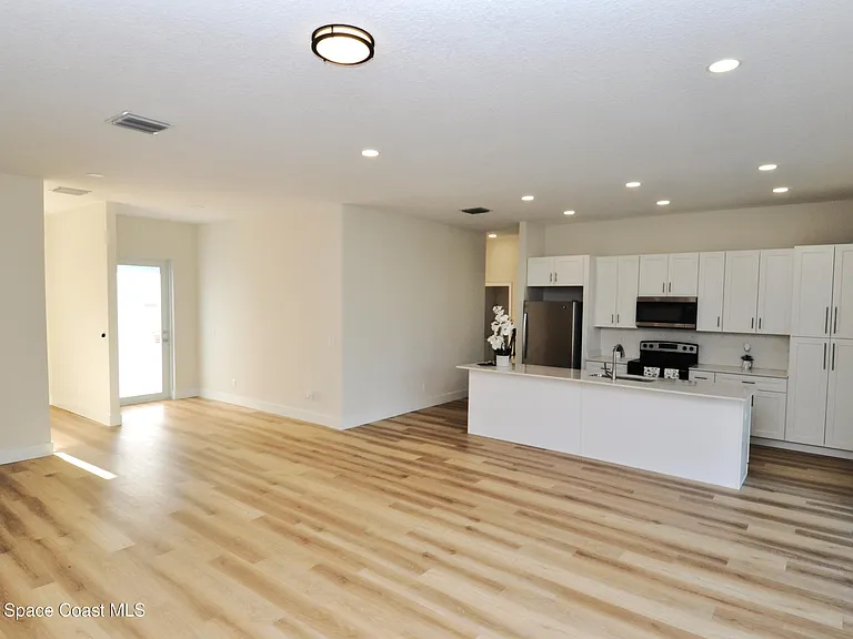 1043 Walden Blvd SE — Photo 10
