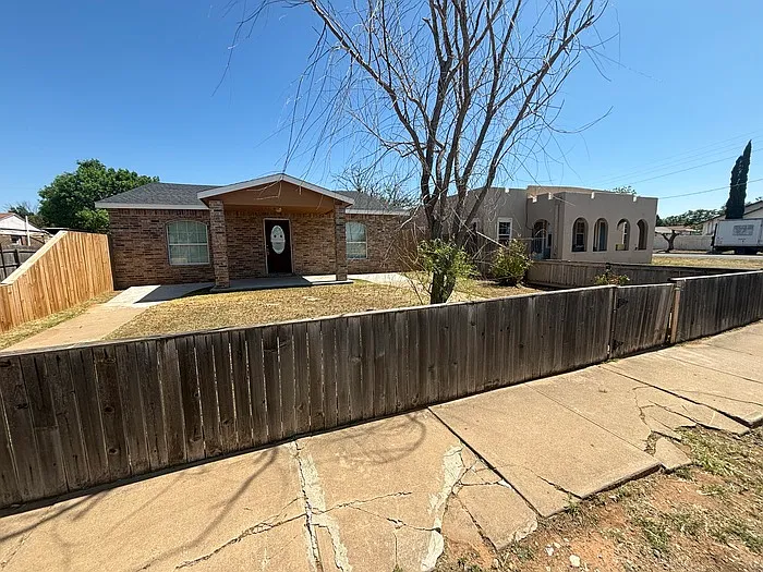 909 College Ave — Photo 3