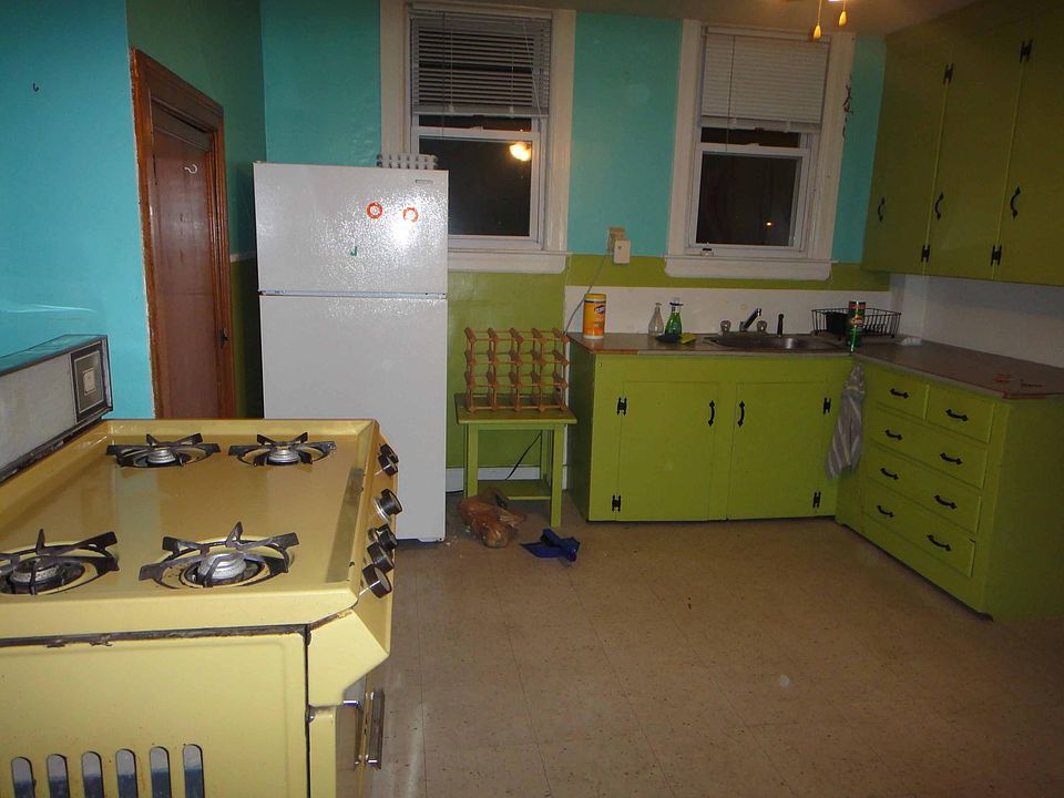 1st image of 127 Calverley St #3