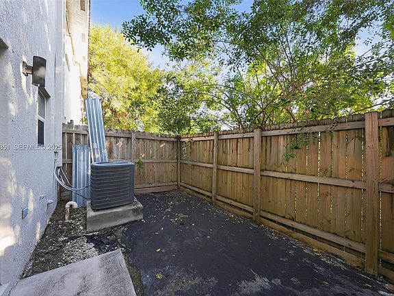 4th image of 1614 SE 31st Ct