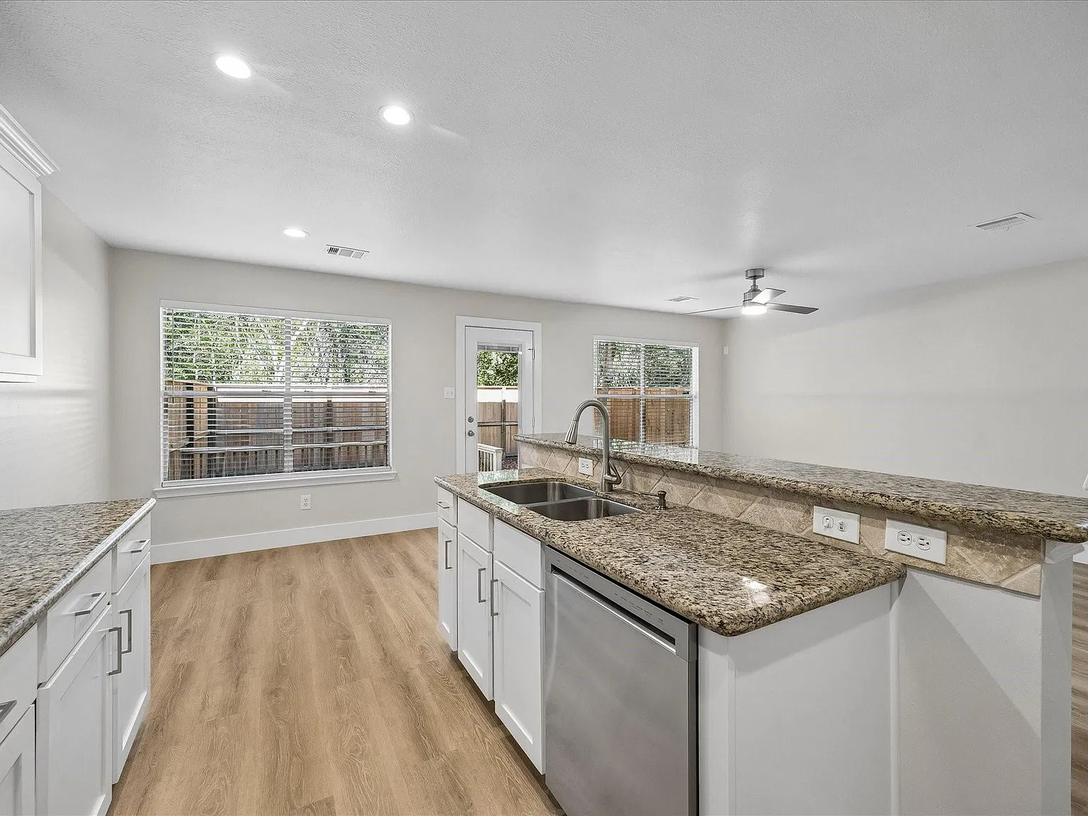 2 bed, 2.5 bath, 1249 sqft, $2,200 — Photo 4