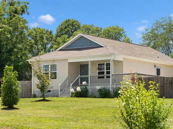 51 Sherman Meadows Dr #3, East Flat Rock, NC 28726