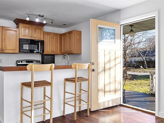2nd image of 1018 Bradley Ln