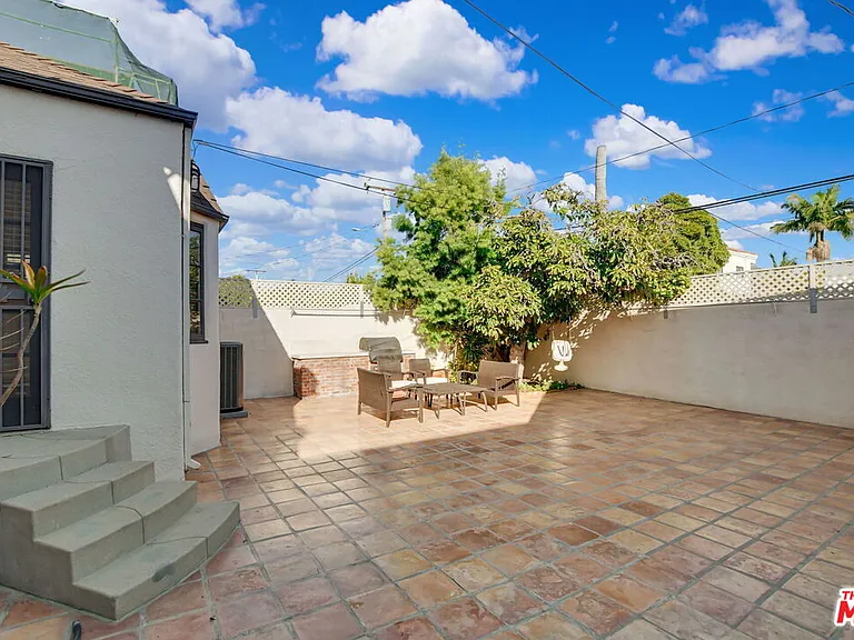 344 S Swall Dr — Photo 17