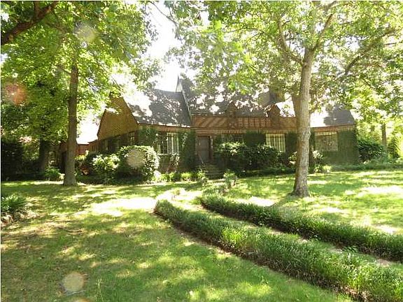 2nd image of 2052 Myrtlewood Dr