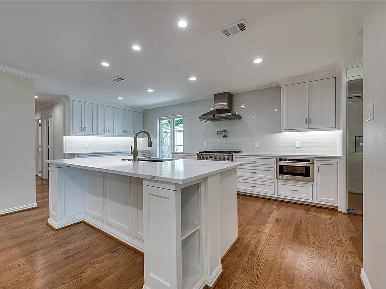 Wonderful kitchen with island, breakfast bar