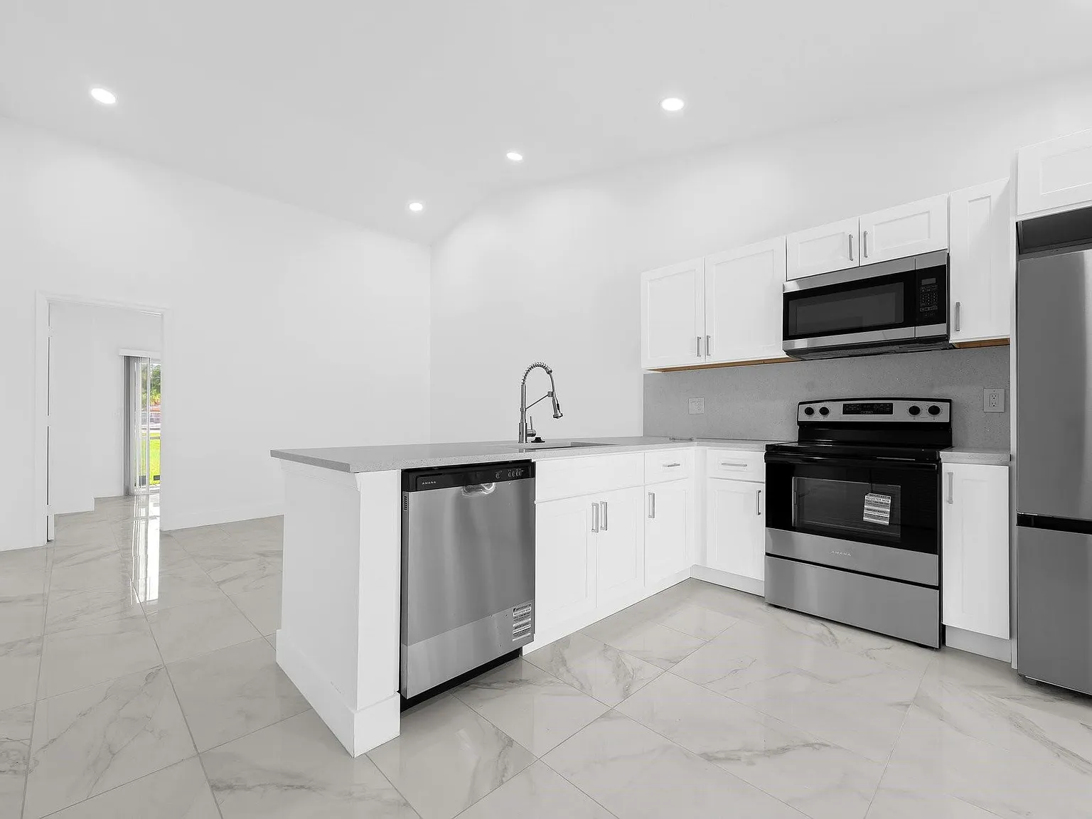 3 bed, 2.0 bath, 1133 sqft, $2,899 — Photo 3