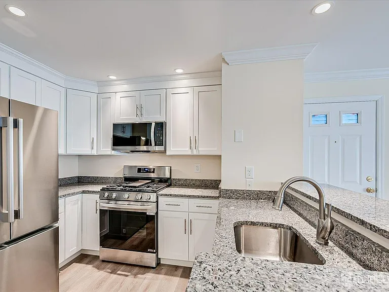 114 Longfield Ct — Photo 11