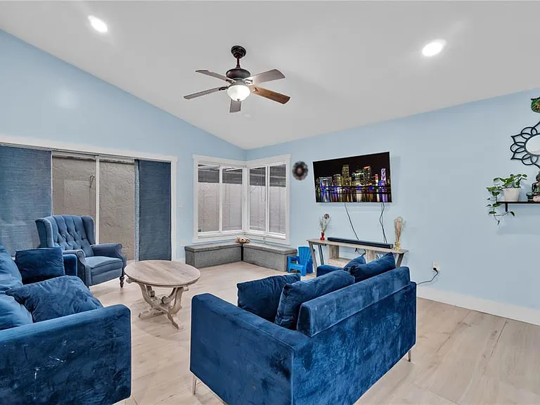 607 Village Lake Dr — Photo 5