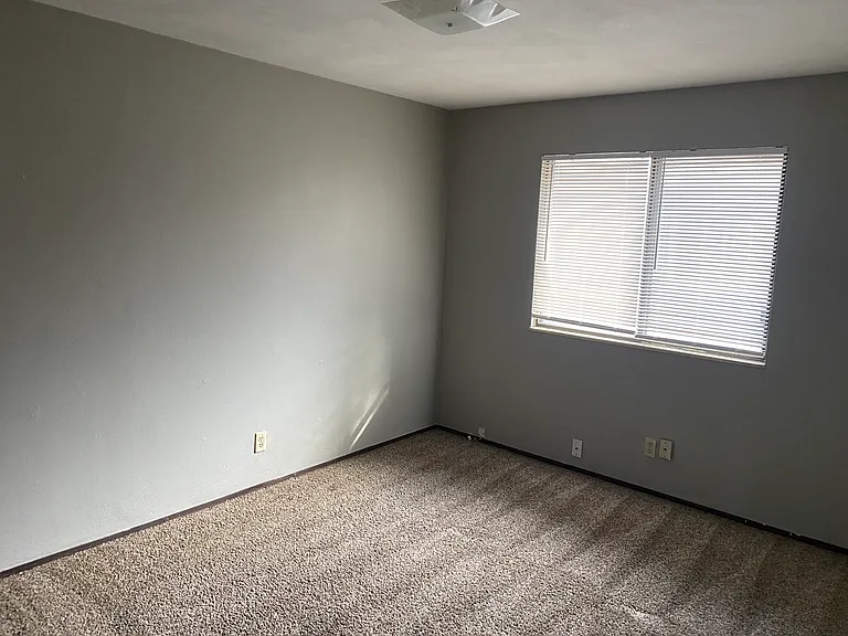 2622 Eastview Dr #F — Photo 11