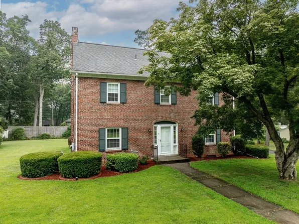 27 Mountain View St, Westfield, MA 01085