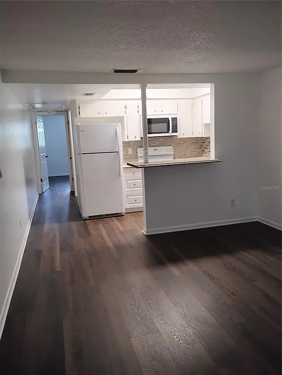 1 bed, 1.0 bath, 425 sqft, $1,225 — Photo 2
