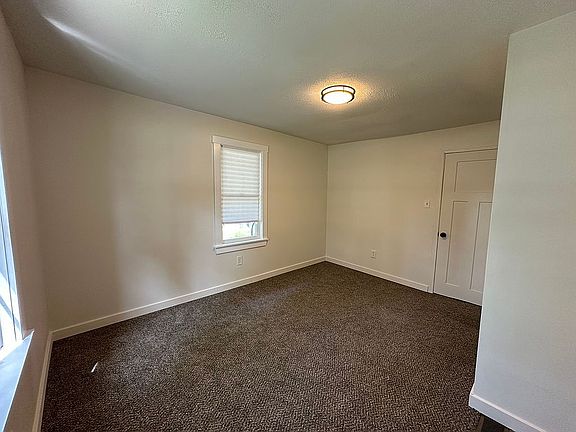 3rd image of 4812 Sashabaw Rd