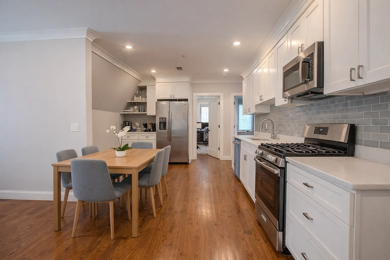 4 bed, 9999 sqft, $5,495 — Photo 1