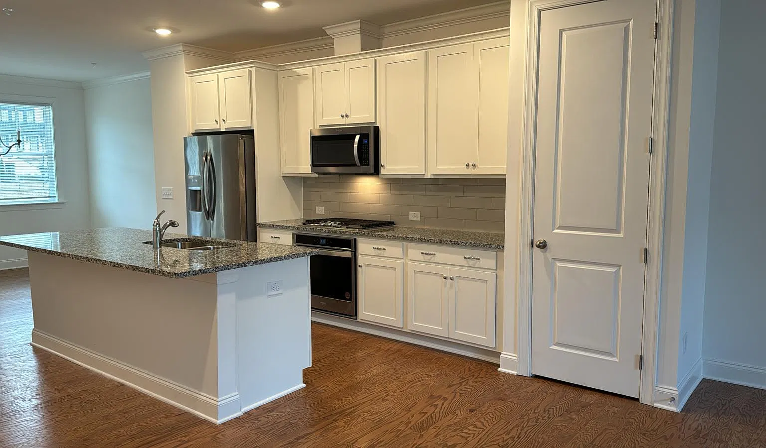 3 bed, 3.5 bath, 1900 sqft, $3,950 — Photo 1