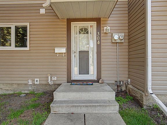 3rd image of 304 Spruce Gln