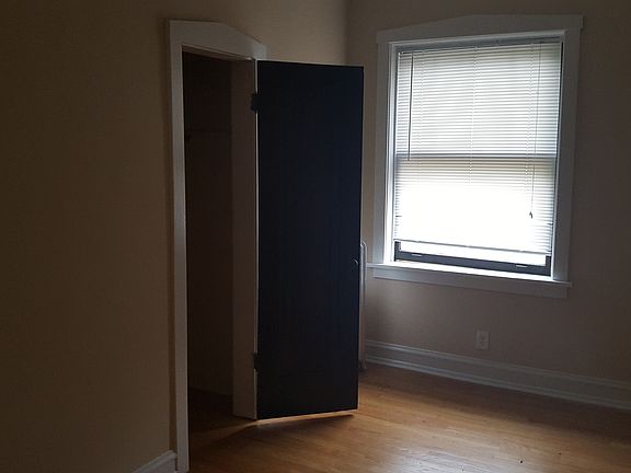 3rd image of 911 Lyman Ave APT 2
