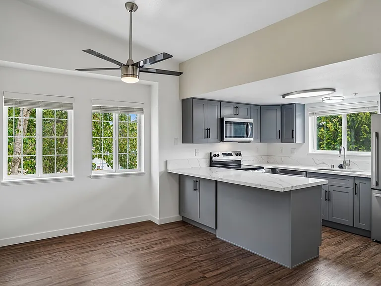Sunset Highlands Apartments — Photo 38