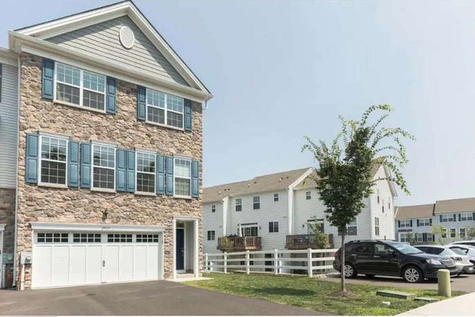 3 bed, 2.5 bath, 2262 sqft, $3,700 — Photo 1