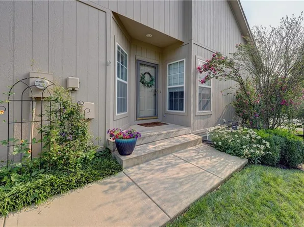 15585 Floyd St, Overland Park, KS 66223