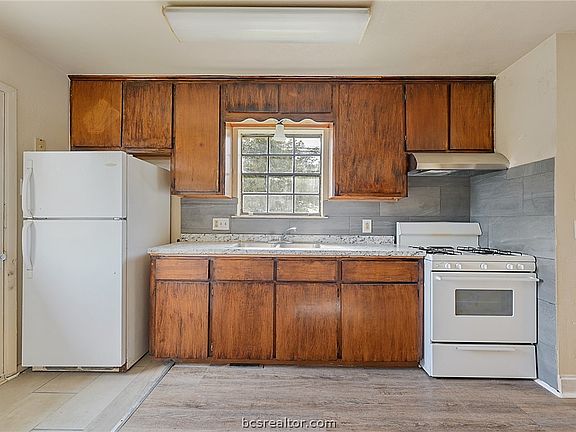 4th image of 1807 S College Ave