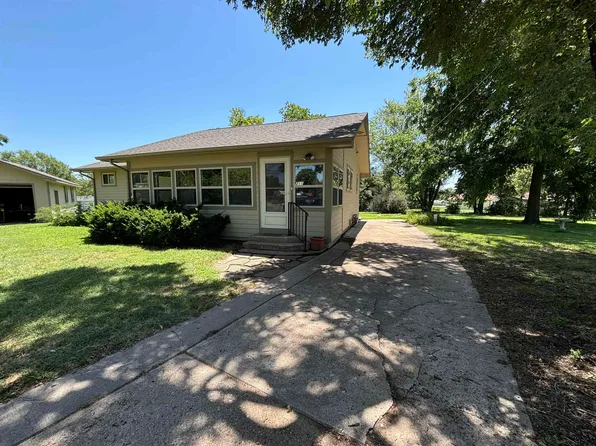 211 E 10th Ave, Belle Plaine, KS 67013