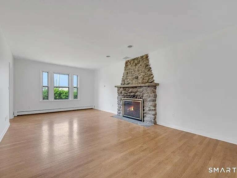 2743 Boston Post Rd — Photo 5