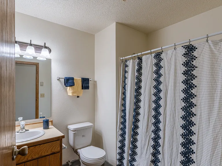 Fargo, ND Crescent Park Apartments | Bathroom
